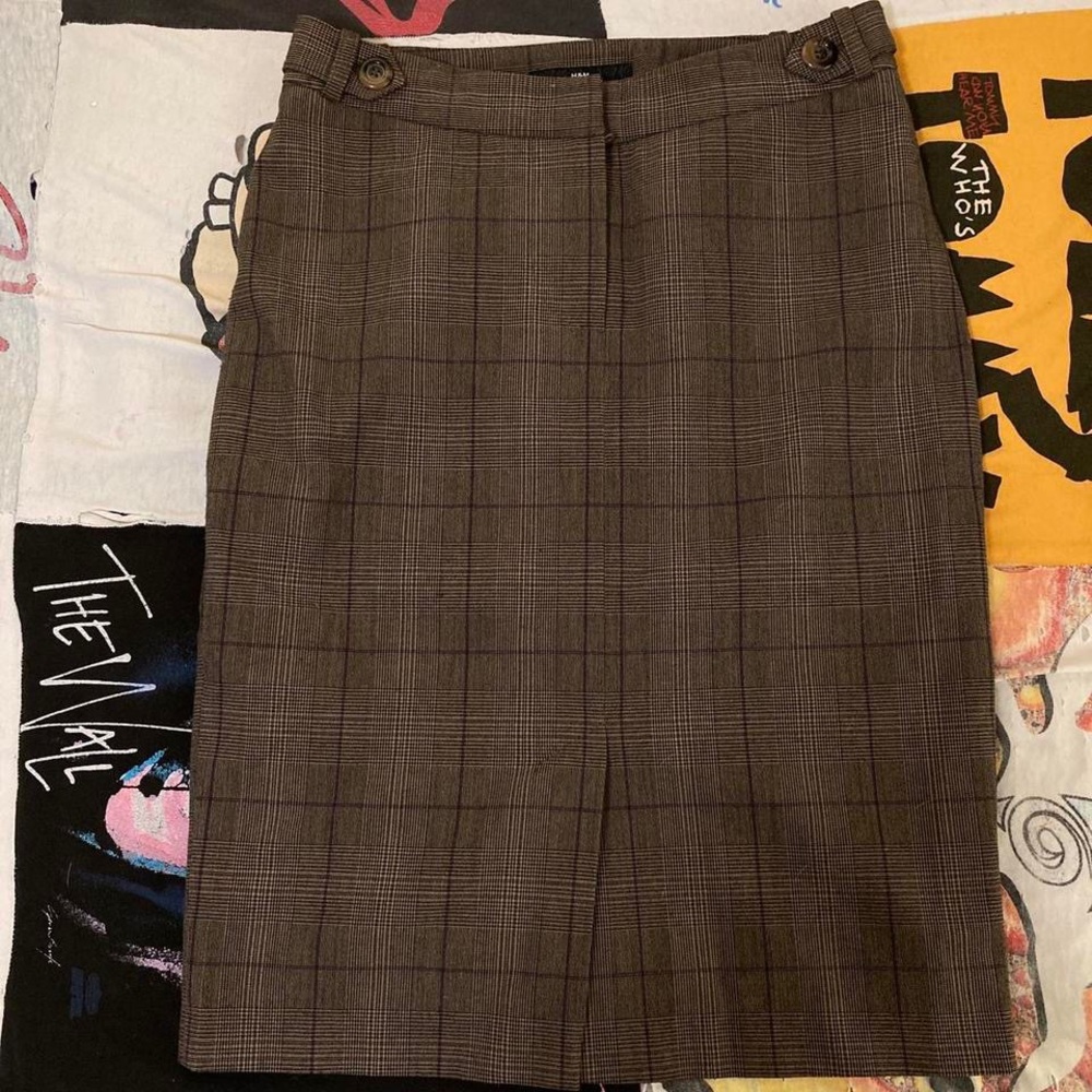 Adorable business casual midi skirt.